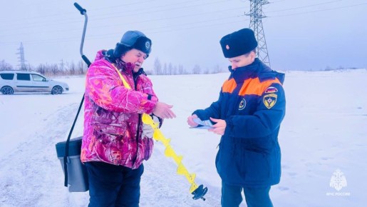 Осторожно, тонкий лед!. На акватории «Голубого озера» в Нефтеюганске состоялся совместный профилактический рейд, организованный сотрудниками 6 пожарно-спасательного отряда и инспекторами ГИМС МЧС России