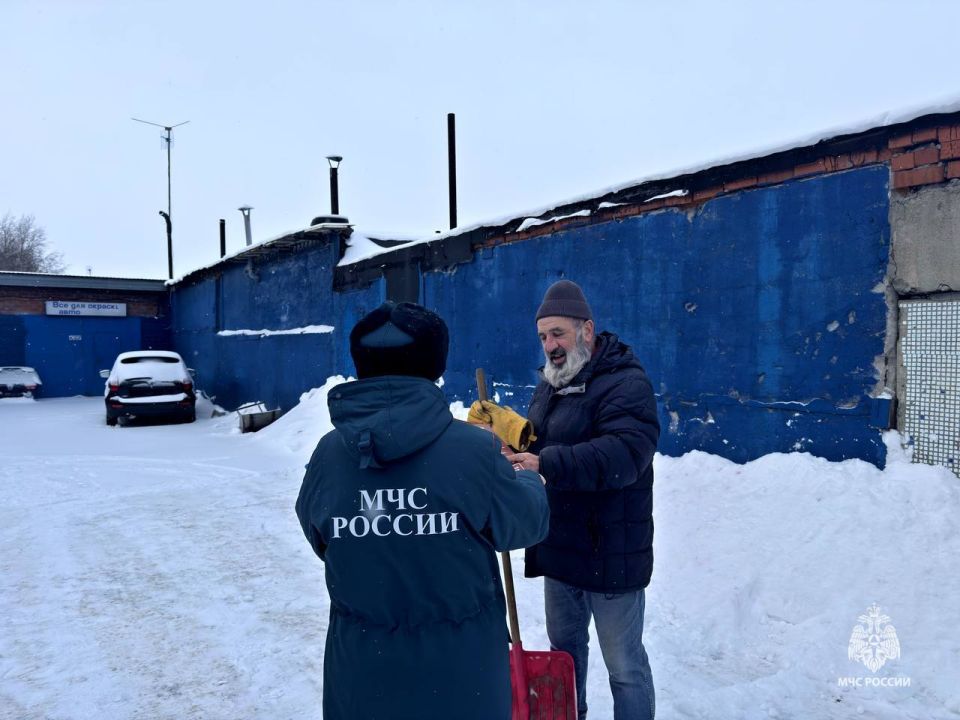 В связи с риском увеличения количества пожаров сотрудники МЧС Югры в усиленном режиме ведут ежедневную профилактическую работу с жителями