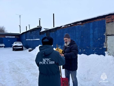 В связи с риском увеличения количества пожаров сотрудники МЧС Югры в усиленном режиме ведут ежедневную профилактическую работу с жителями