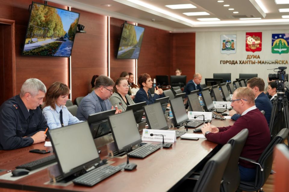 Провели в Думе города заседание комитета по социальной политике, которое было посвящено злободневным темам