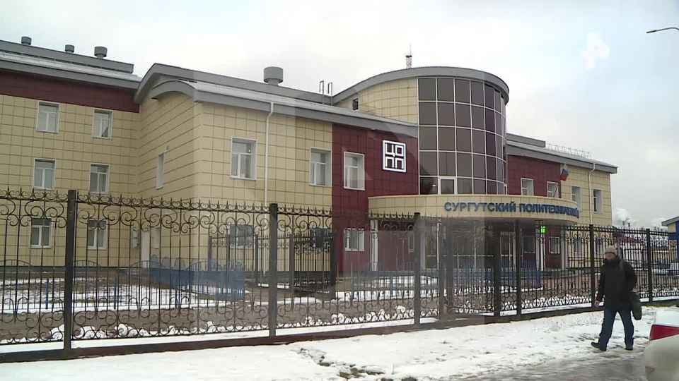 "Четыре машины скорой было": кадры из столовой колледжа в Сургуте, где случилось массовое отравление учащихся, публикует РЕН ТВ