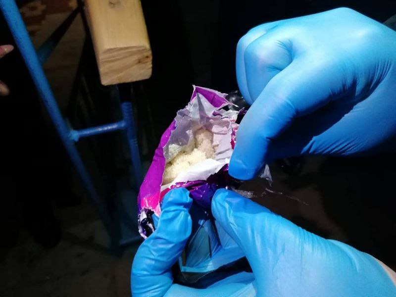 В Урае задержан молодой человек, подозреваемый в сбыте наркотиков в особо крупном размере В Урае задержан молодой человек, подозреваемый в сбыте наркотиков в особо крупном размере