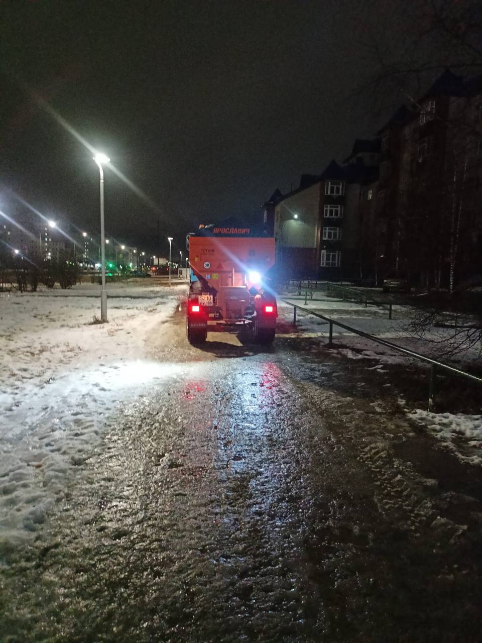 Резкие перепады температур последних дней стали причиной гололедицы на улицах города Резкие перепады температур последних дней стали причиной гололедицы на улицах города