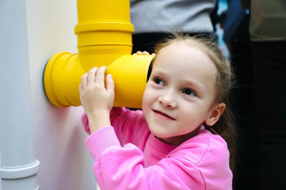 Как полимеры меняют мир: в Нижневартовске открылась выставка СИБУРа