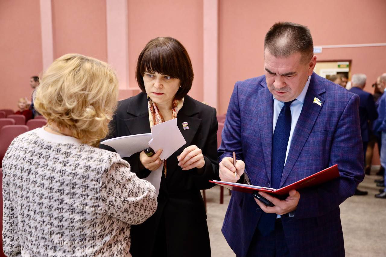 Дмитрий Кощенко: Вместе с секретарем местного отделения партии «Единая Россия» Максимом Витальевичем Клецем, депутатами, членами местного Совета сторонников партии, руководителями предприятий и учреждений города принял... Дмитрий Кощенко: Вместе с секретарем местного отделения партии «Единая Россия» Максимом Витальевичем Клецем, депутатами, членами местного Совета сторонников партии, руководителями предприятий и учреждений города принял...