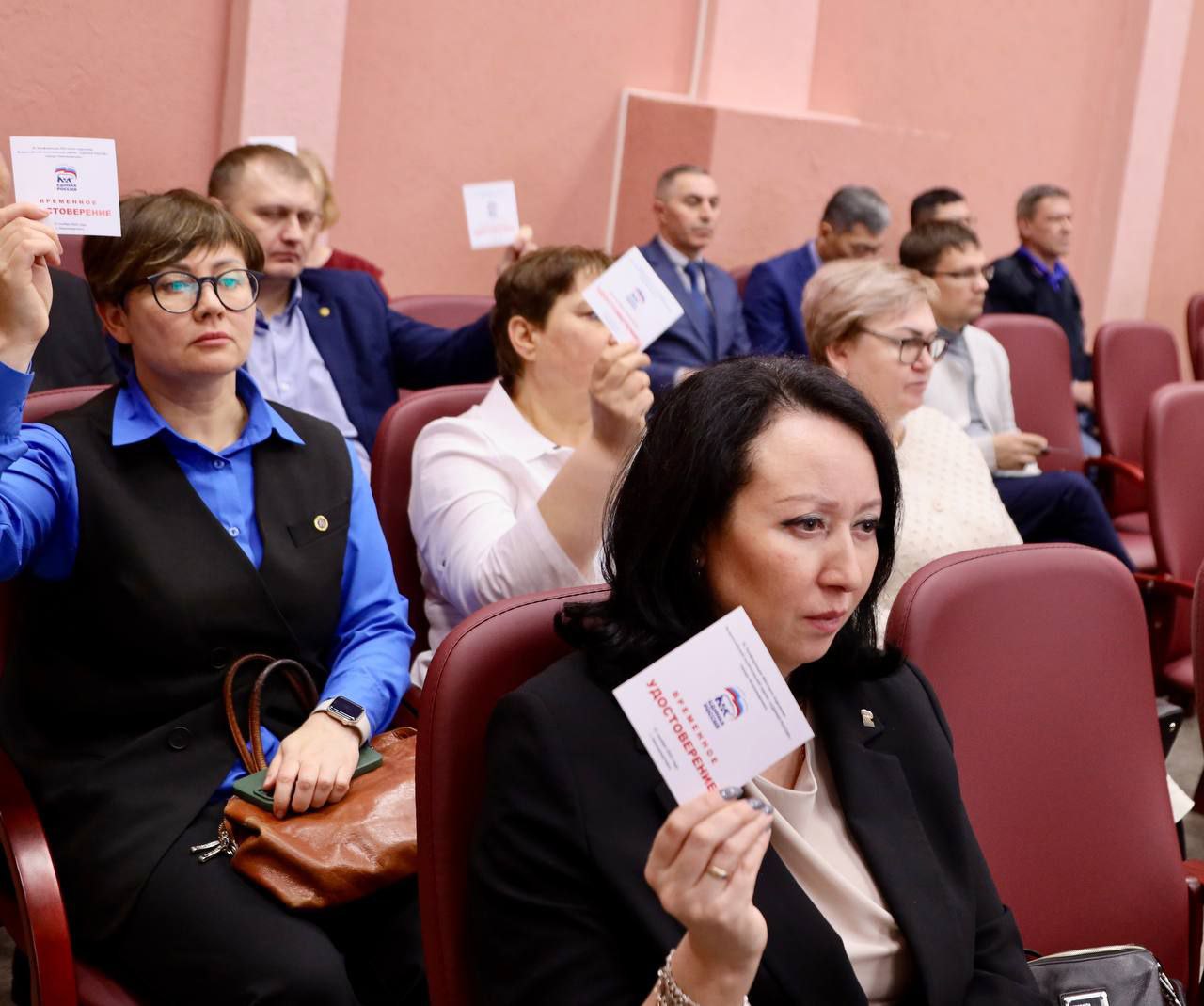 Дмитрий Кощенко: Вместе с секретарем местного отделения партии «Единая Россия» Максимом Витальевичем Клецем, депутатами, членами местного Совета сторонников партии, руководителями предприятий и учреждений города принял... Дмитрий Кощенко: Вместе с секретарем местного отделения партии «Единая Россия» Максимом Витальевичем Клецем, депутатами, членами местного Совета сторонников партии, руководителями предприятий и учреждений города принял...