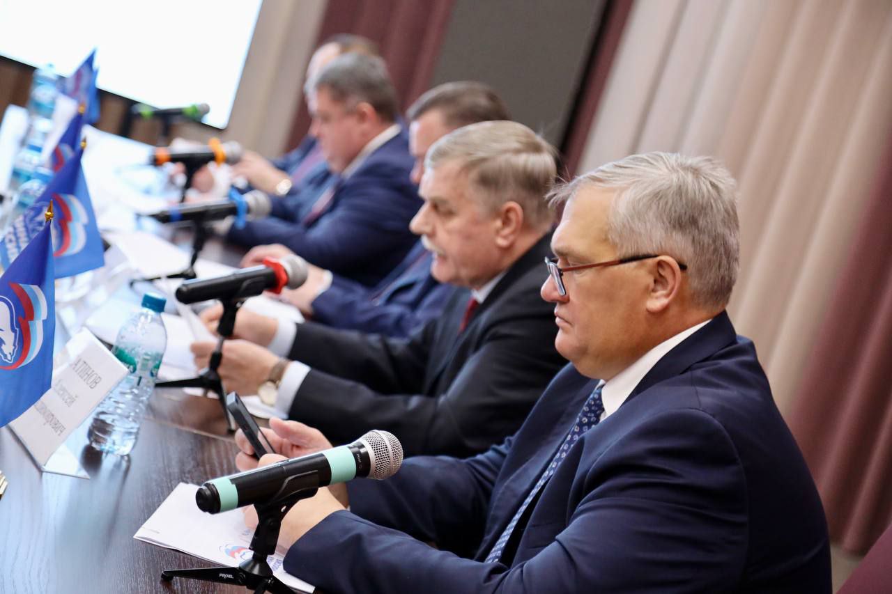 Дмитрий Кощенко: Вместе с секретарем местного отделения партии «Единая Россия» Максимом Витальевичем Клецем, депутатами, членами местного Совета сторонников партии, руководителями предприятий и учреждений города принял... Дмитрий Кощенко: Вместе с секретарем местного отделения партии «Единая Россия» Максимом Витальевичем Клецем, депутатами, членами местного Совета сторонников партии, руководителями предприятий и учреждений города принял...