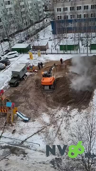 Без отопления и горячей воды из-за порыва на теплосетях осталась очередная многоэтажка