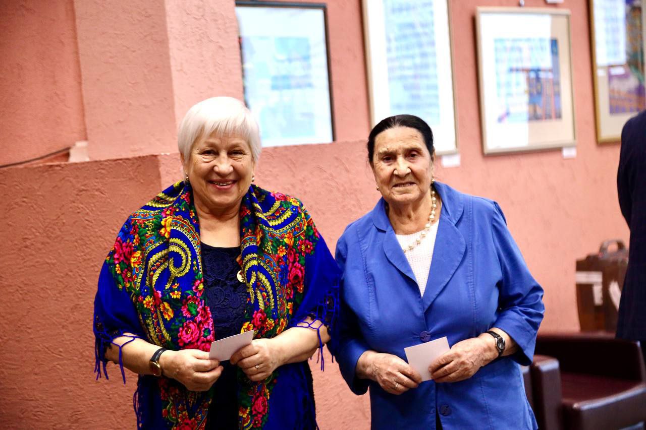 Дмитрий Кощенко: Вместе с секретарем местного отделения партии «Единая Россия» Максимом Витальевичем Клецем, депутатами, членами местного Совета сторонников партии, руководителями предприятий и учреждений города принял... Дмитрий Кощенко: Вместе с секретарем местного отделения партии «Единая Россия» Максимом Витальевичем Клецем, депутатами, членами местного Совета сторонников партии, руководителями предприятий и учреждений города принял...