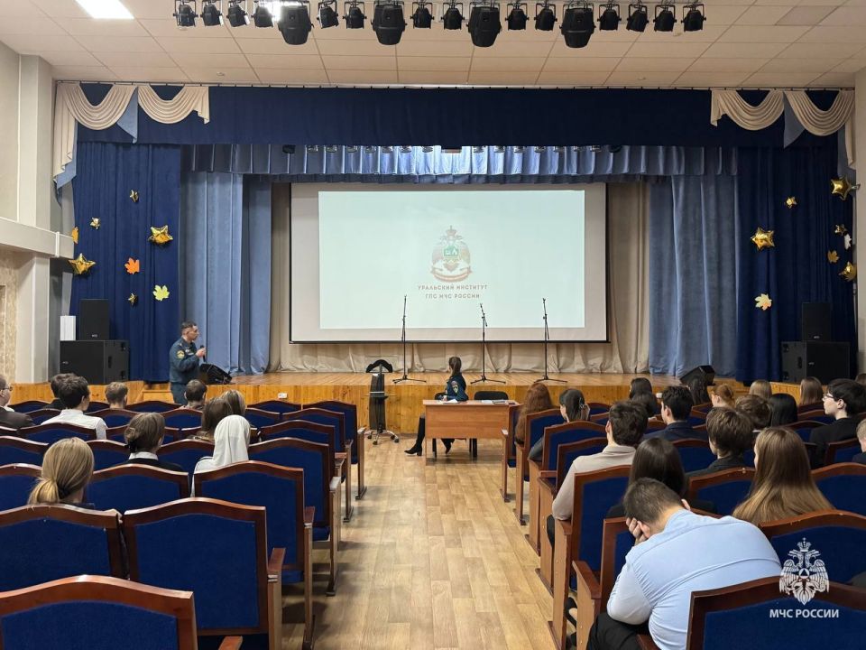 Путь в профессию: сотрудники МЧС Югры просвещают старшеклассников о требованиях к абитуриентам ведомственных учебных заведений