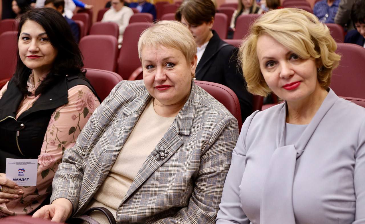 Дмитрий Кощенко: Вместе с секретарем местного отделения партии «Единая Россия» Максимом Витальевичем Клецем, депутатами, членами местного Совета сторонников партии, руководителями предприятий и учреждений города принял... Дмитрий Кощенко: Вместе с секретарем местного отделения партии «Единая Россия» Максимом Витальевичем Клецем, депутатами, членами местного Совета сторонников партии, руководителями предприятий и учреждений города принял...