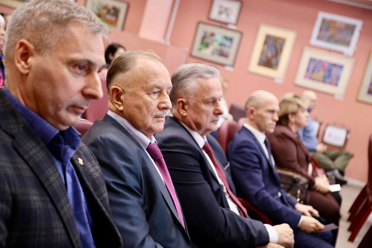 Дмитрий Кощенко: Вместе с секретарем местного отделения партии «Единая Россия» Максимом Витальевичем Клецем, депутатами, членами местного Совета сторонников партии, руководителями предприятий и учреждений города принял... Дмитрий Кощенко: Вместе с секретарем местного отделения партии «Единая Россия» Максимом Витальевичем Клецем, депутатами, членами местного Совета сторонников партии, руководителями предприятий и учреждений города принял...