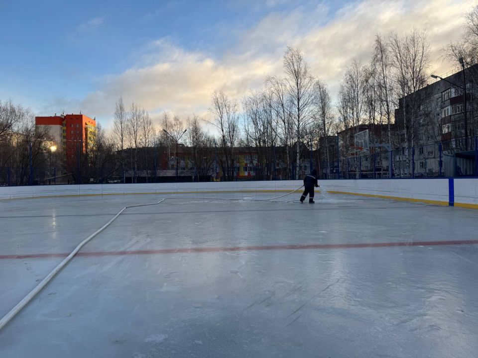 В Сургуте стартовала подготовка ледовых площадок к прокатам
