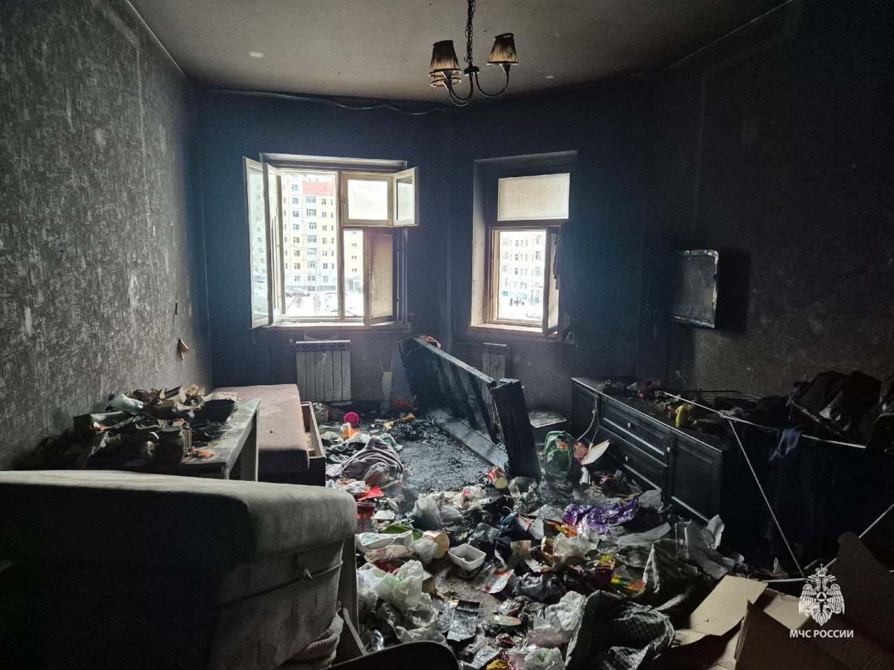 В Нижневартовске при пожаре в квартире пострадали двое детей