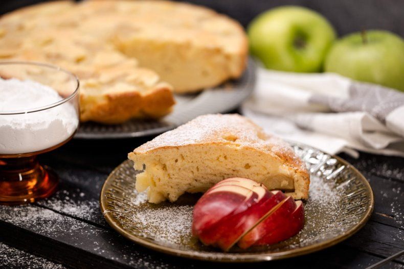 Как испечь идеальную шарлотку с яблоками: секреты быстрого и вкусного десерта