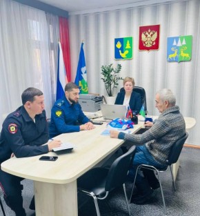 Югорский межрайонный прокурор Олег Мавлютов провёл личный приём жителей г.п. Коммунистический с участием представителя ОМВД России по Советскому району и главы поселения.