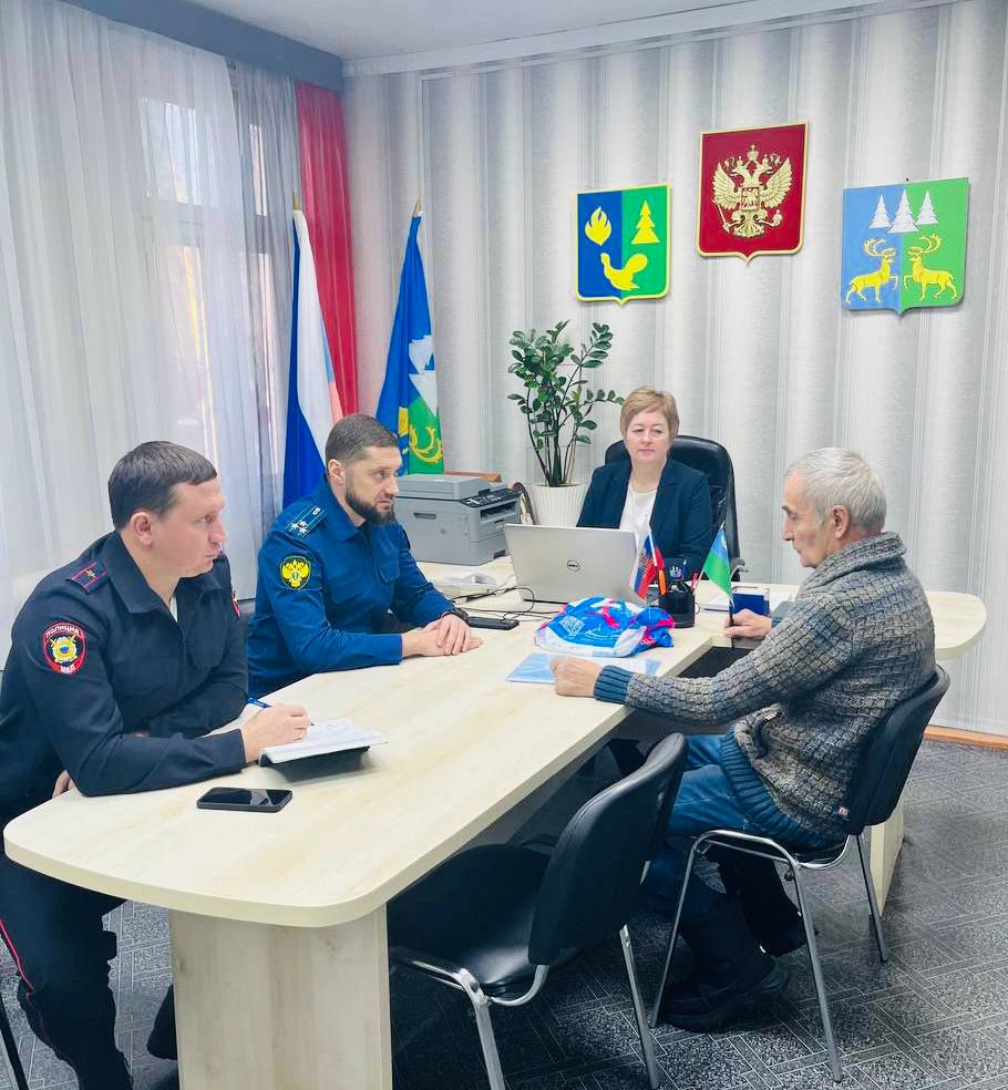 Югорский межрайонный прокурор Олег Мавлютов провёл личный приём жителей г.п. Коммунистический с участием представителя ОМВД России по Советскому району и главы поселения.