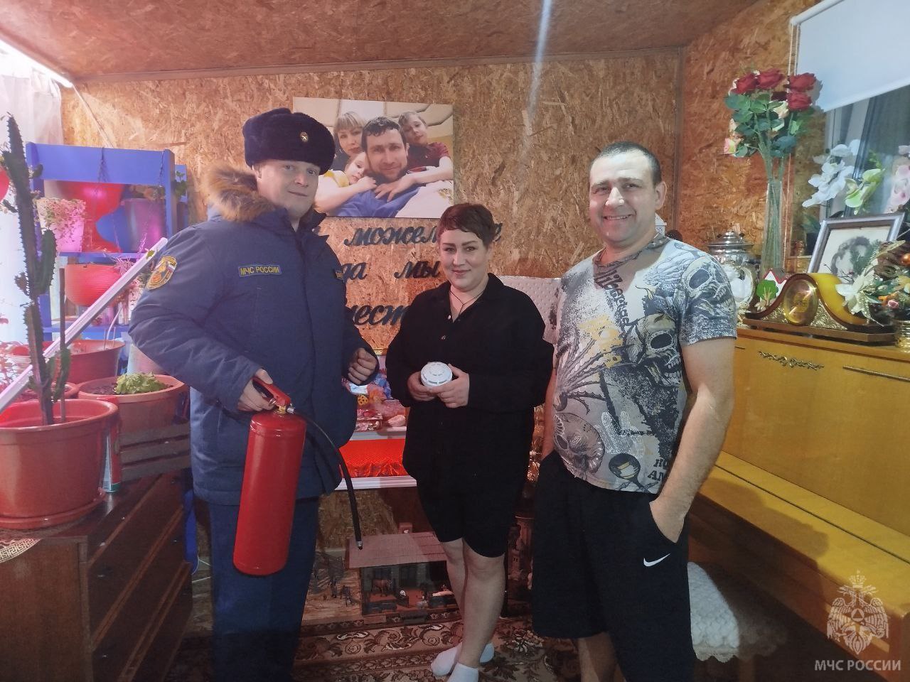 Забота измерима делами: огнеборцы Югры дарят безопасность многодетным семьям