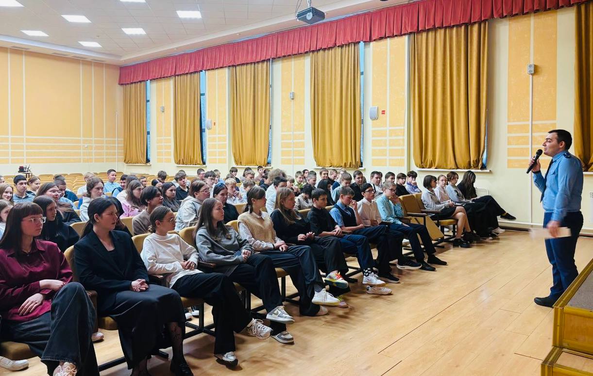 Помощник прокурора Октябрьского района Артур Айрапетян выступил перед учащимися образовательных учреждений с лекцией, посвященной профилактике проявлений экстремизма и терроризма Помощник прокурора Октябрьского района Артур Айрапетян выступил перед учащимися образовательных учреждений с лекцией, посвященной профилактике проявлений экстремизма и терроризма