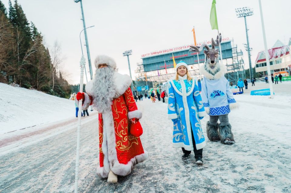 Новогодняя столица Сибири официально стартует с 27 декабря года по 6 января года, но активная подготовка к масштабному проекту «Ханты-Мансийск — Новогодняя столица Сибири» уже началась!