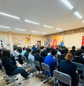 Помощник прокурора Октябрьского района Артур Айрапетян выступил перед учащимися образовательных учреждений с лекцией, посвященной профилактике проявлений экстремизма и терроризма