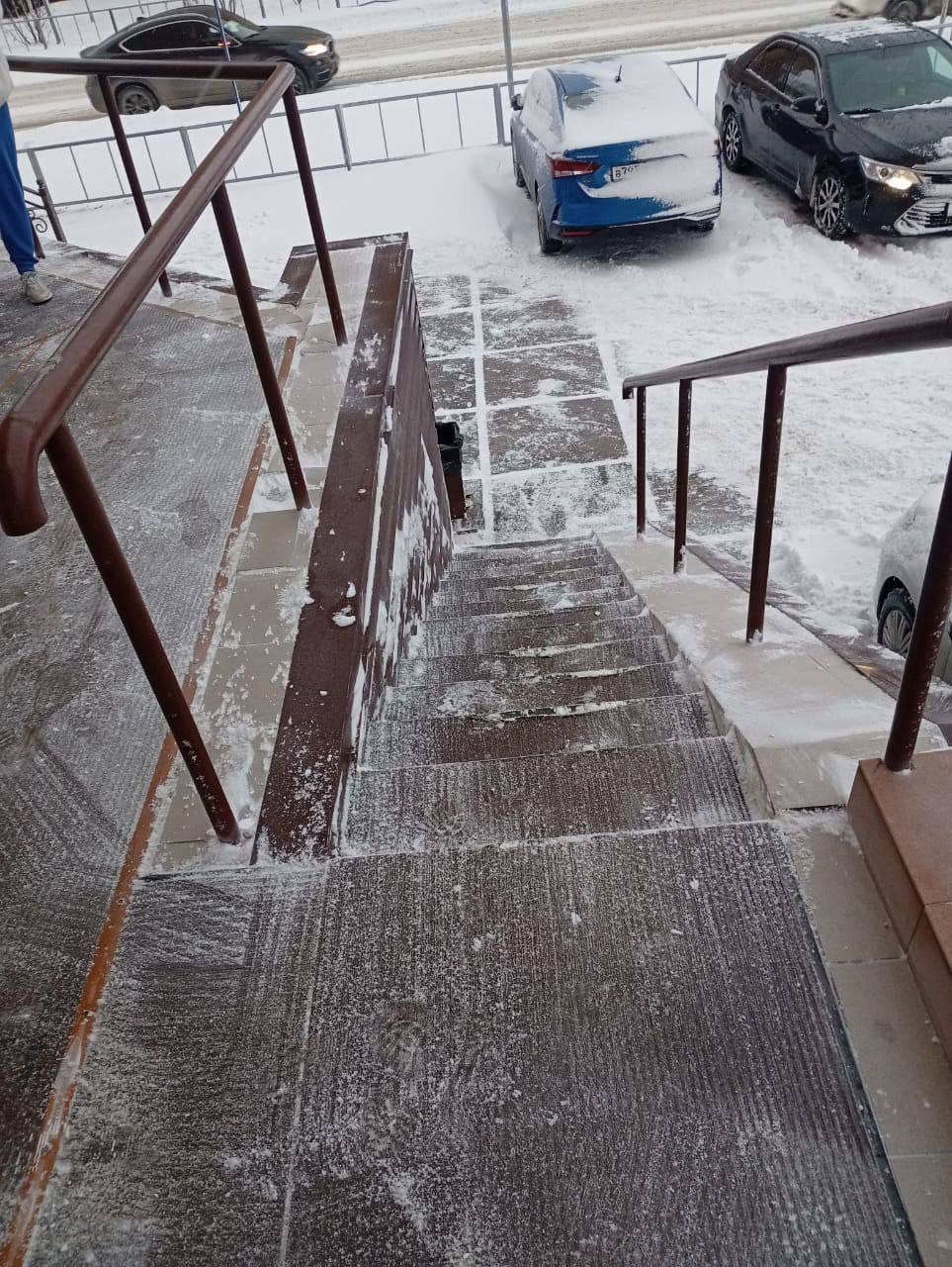 ООО «Управляющая компания» задействовала 11 дворников и спецтехнику для очистки всех внутриквартальных проездов 10 многоквартирных домов ООО «Управляющая компания» задействовала 11 дворников и спецтехнику для очистки всех внутриквартальных проездов 10 многоквартирных домов