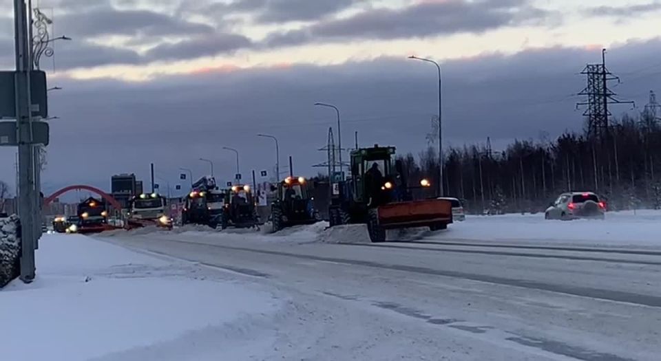 Дорожные службы Сургута борются с последствиями снегопада