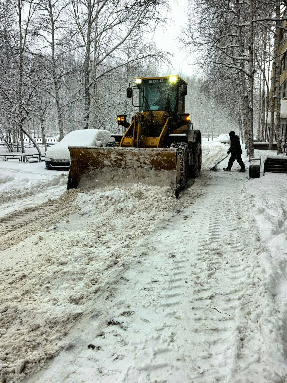 Управляющая компания «УК-Квадратные метры» с раннего утра ведет усиленную уборку снега во дворах Управляющая компания «УК-Квадратные метры» с раннего утра ведет усиленную уборку снега во дворах