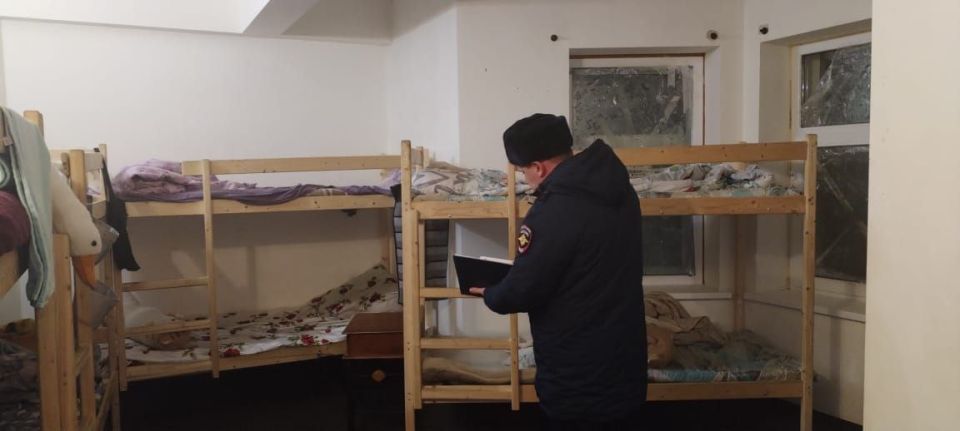 22 несовершеннолетних в возрасте от 10 до 18 лет обнаружили силовики в трехэтажном коттедже в поселке Исеть в Екатеринбурге, сообщили в СУ СКР по Свердловской области