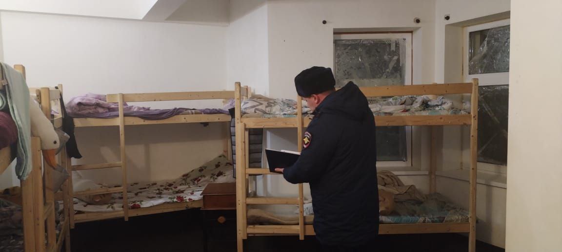 22 несовершеннолетних в возрасте от 10 до 18 лет обнаружили силовики в трехэтажном коттедже в поселке Исеть в Екатеринбурге, сообщили в СУ СКР по Свердловской области