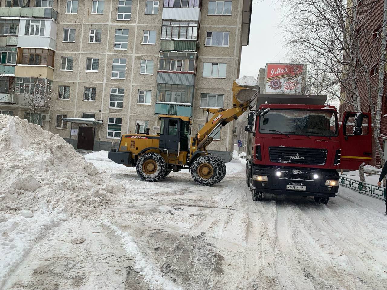 ООО «Управляющая компания» задействовала 11 дворников и спецтехнику для очистки всех внутриквартальных проездов 10 многоквартирных домов ООО «Управляющая компания» задействовала 11 дворников и спецтехнику для очистки всех внутриквартальных проездов 10 многоквартирных домов