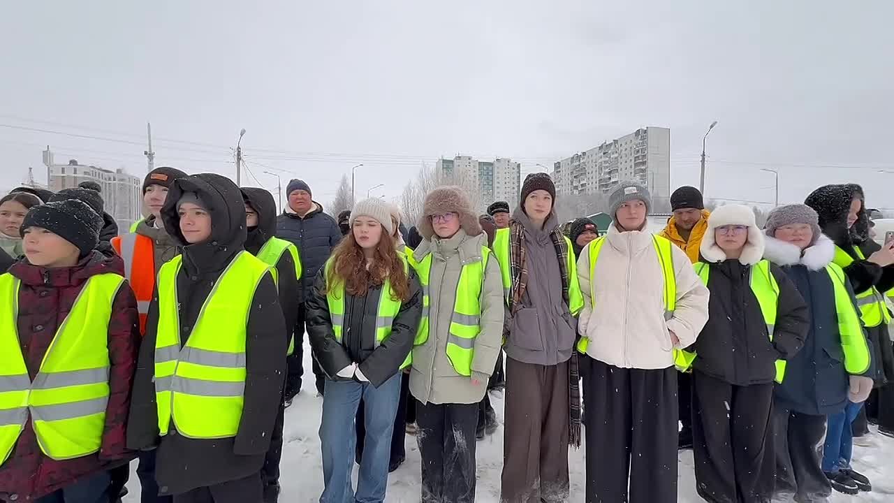 Учения на льду: спасатели Нижневартовска учат школьников безопасности
