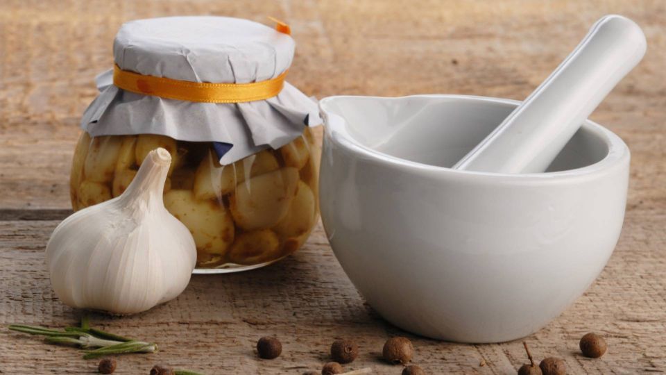 Забудьте о маринованных огурцах и помидорах: пряный чеснок затмит любые соленья