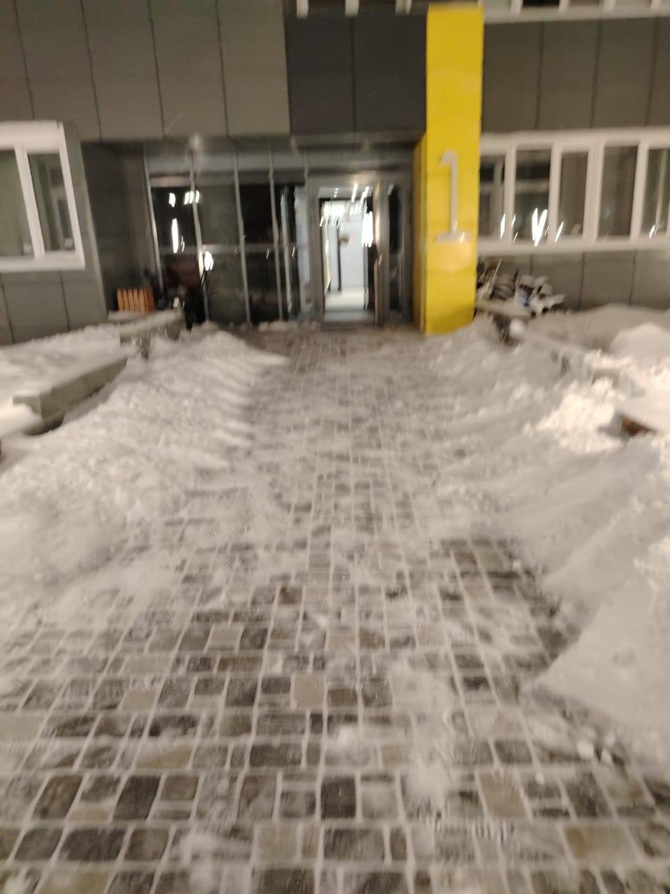 Управляющая компания «УК-Квадратные метры» с раннего утра ведет усиленную уборку снега во дворах Управляющая компания «УК-Квадратные метры» с раннего утра ведет усиленную уборку снега во дворах