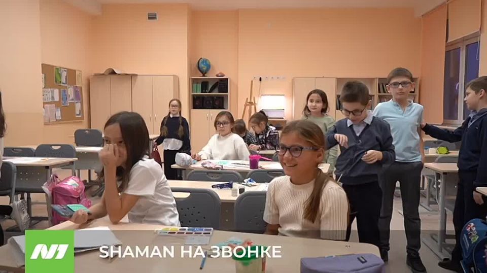 Своим патриотичным хитом «Я русский» знаменитый певец SHAMAN объявляет о начале и конце уроков нижневартовским школьникам