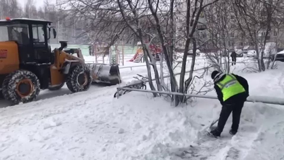 ООО «Управляющая компания» задействовала 11 дворников и спецтехнику для очистки всех внутриквартальных проездов 10 многоквартирных домов