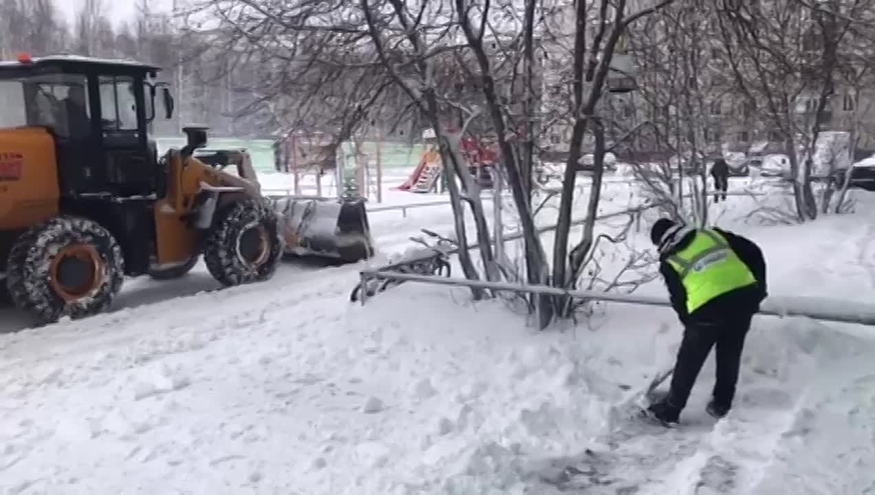 ООО «Управляющая компания» задействовала 11 дворников и спецтехнику для очистки всех внутриквартальных проездов 10 многоквартирных домов