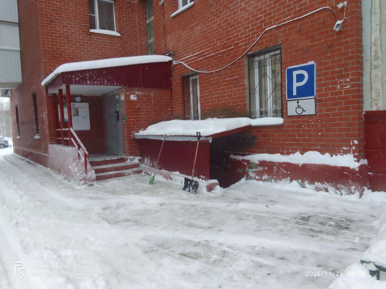 Управляющая компания «УК-Квадратные метры» с раннего утра ведет усиленную уборку снега во дворах Управляющая компания «УК-Квадратные метры» с раннего утра ведет усиленную уборку снега во дворах