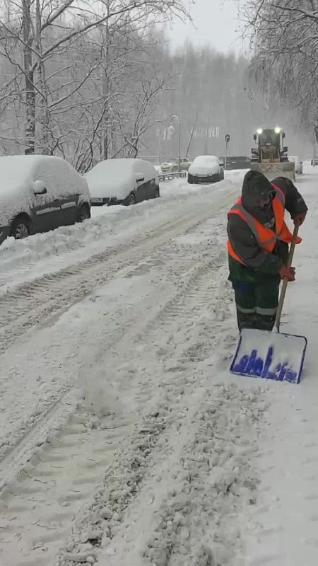 Управляющая компания «УК-Квадратные метры» с раннего утра ведет усиленную уборку снега во дворах
