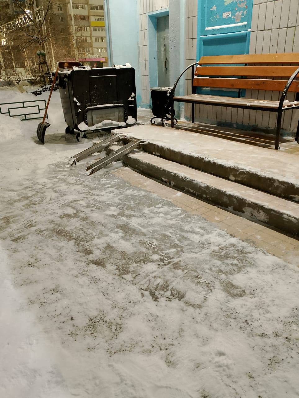 Управляющая компания «УК-Квадратные метры» с раннего утра ведет усиленную уборку снега во дворах Управляющая компания «УК-Квадратные метры» с раннего утра ведет усиленную уборку снега во дворах