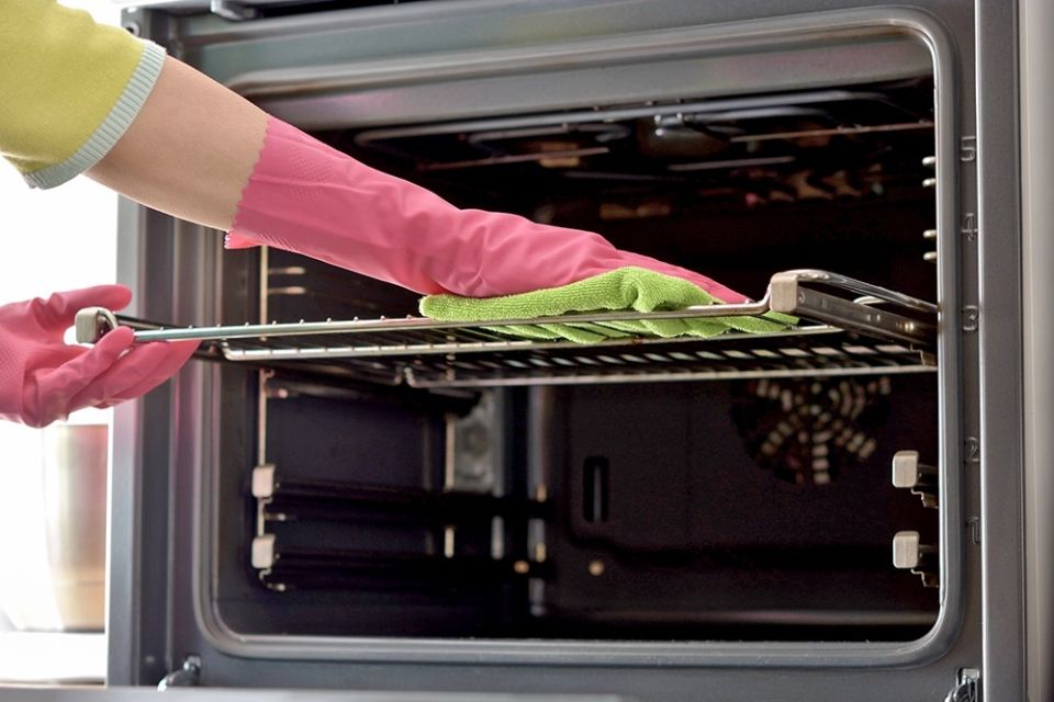 Легкая уборка: как быстро и эффективно очистить духовой шкаф