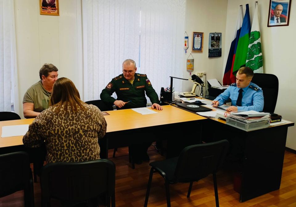 Прокурор Берёзовского района Роман Жуков совместно с представителем Фонда «Защитники Отечества» и военным комиссаром Берёзовскогорайона провел личный прием участников специальной военной операции и членов их семей