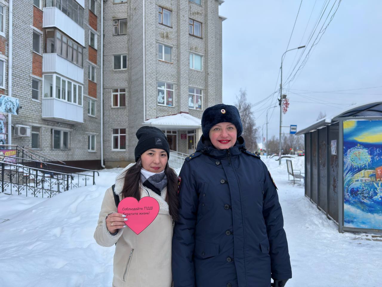 В преддверии Дня матери сотрудники Госавтоинспекции города Югорск и Советского района провели добрую акцию "Сердце безопасности", чтобы подарить женщинам праздничное настроение и напомнить о важности соблюдения ПДД В преддверии Дня матери сотрудники Госавтоинспекции города Югорск и Советского района провели добрую акцию "Сердце безопасности", чтобы подарить женщинам праздничное настроение и напомнить о важности соблюдения ПДД