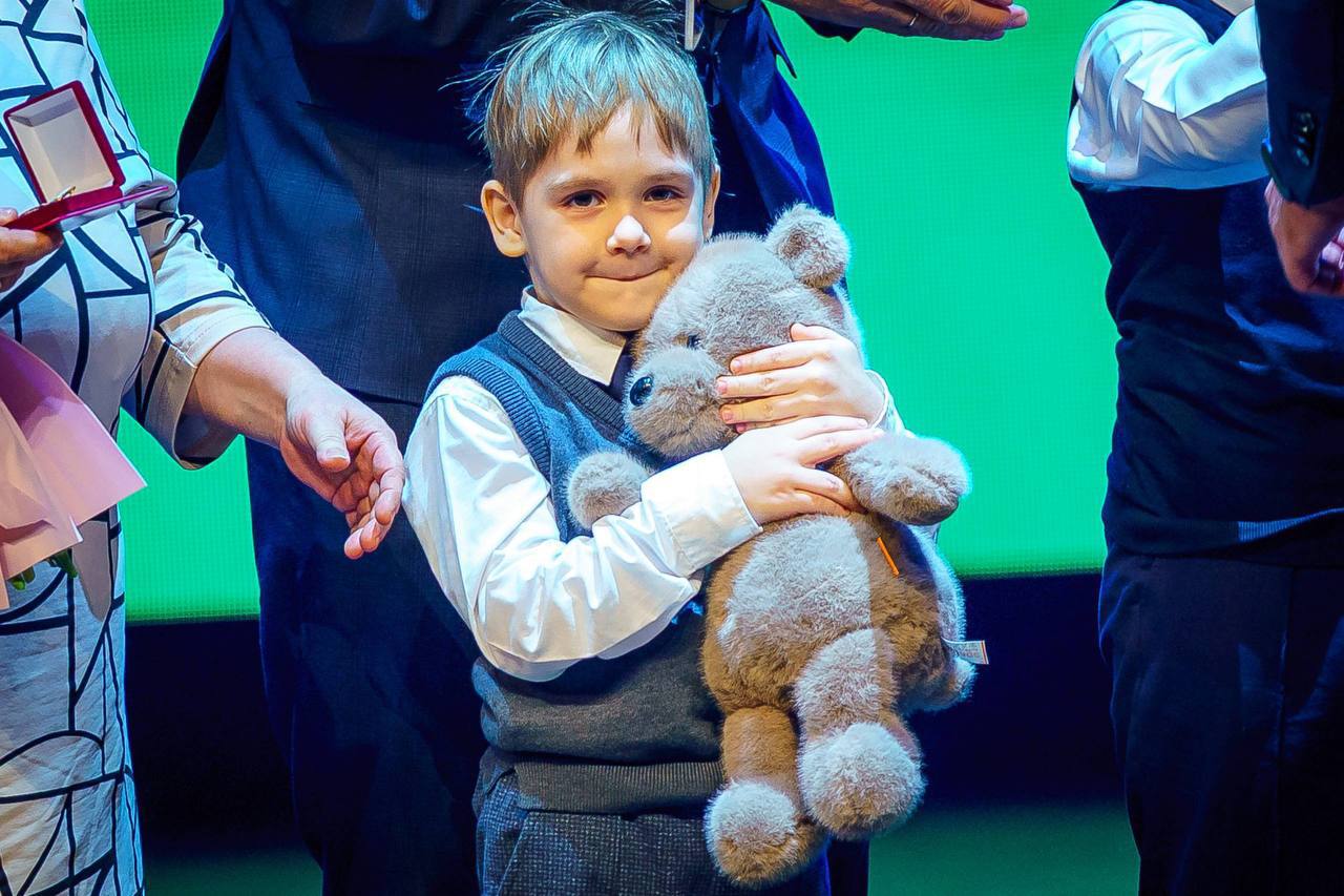 ГОРДИМСЯ!. Нижневартовские семьи получили награды от губернатора Югры! В преддверии Дня матери губернатор Югры Руслан Кухарук вручил государственные и региональные награды многодетным родителям ГОРДИМСЯ!. Нижневартовские семьи получили награды от губернатора Югры! В преддверии Дня матери губернатор Югры Руслан Кухарук вручил государственные и региональные награды многодетным родителям