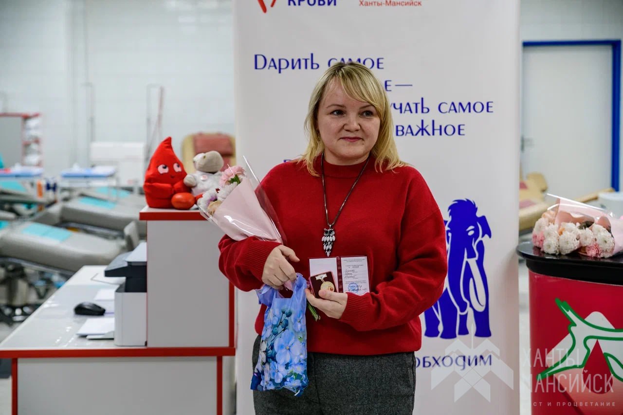 22 почётным донорам Ханты-Мансийска вручили удостоверения и значки в Центре переливания крови Окружной клинической больницы 22 почётным донорам Ханты-Мансийска вручили удостоверения и значки в Центре переливания крови Окружной клинической больницы