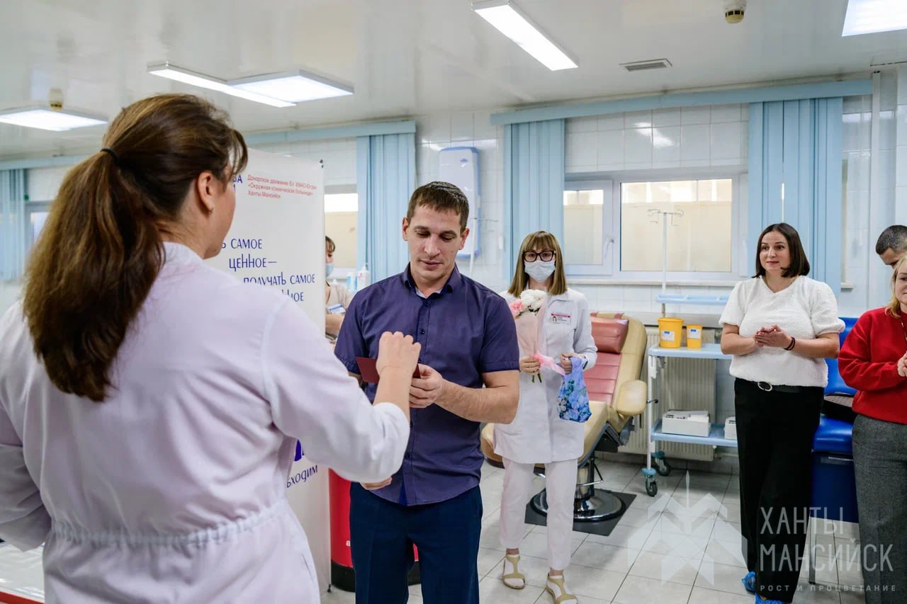 22 почётным донорам Ханты-Мансийска вручили удостоверения и значки в Центре переливания крови Окружной клинической больницы 22 почётным донорам Ханты-Мансийска вручили удостоверения и значки в Центре переливания крови Окружной клинической больницы