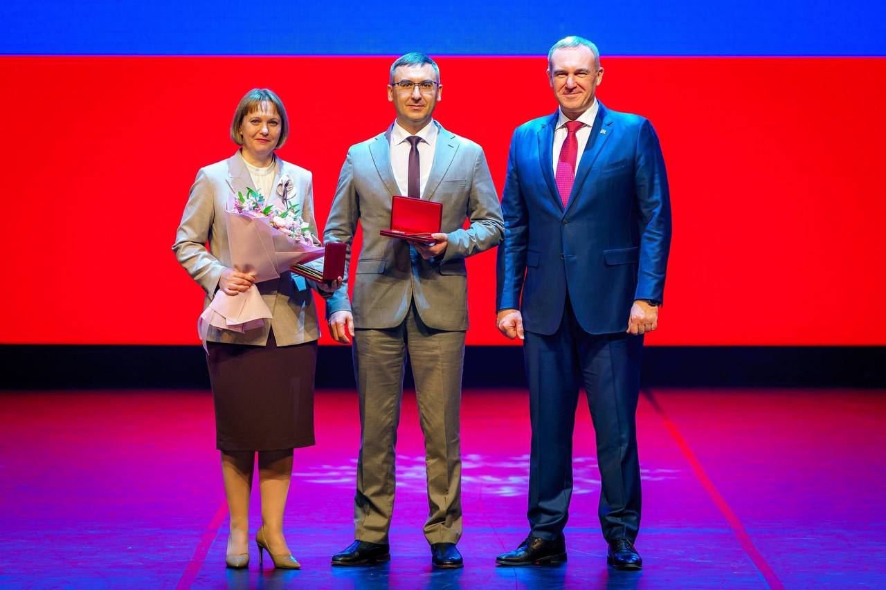 В Югре наградили многодетных родителей в преддверии Дня матери В Югре наградили многодетных родителей в преддверии Дня матери