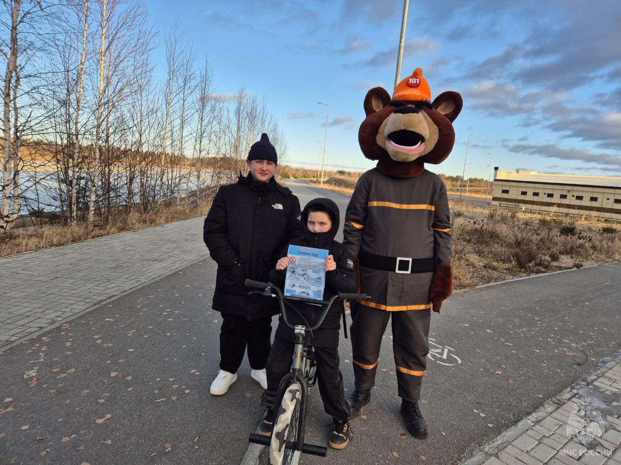 Для бесед с детьми у водоёмов сотрудники МЧС Югры привлекли спасателя Топтыгина Для бесед с детьми у водоёмов сотрудники МЧС Югры привлекли спасателя Топтыгина