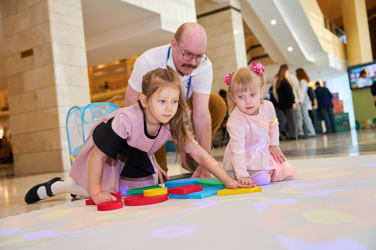 ГОРДИМСЯ!. Нижневартовские семьи получили награды от губернатора Югры! В преддверии Дня матери губернатор Югры Руслан Кухарук вручил государственные и региональные награды многодетным родителям ГОРДИМСЯ!. Нижневартовские семьи получили награды от губернатора Югры! В преддверии Дня матери губернатор Югры Руслан Кухарук вручил государственные и региональные награды многодетным родителям