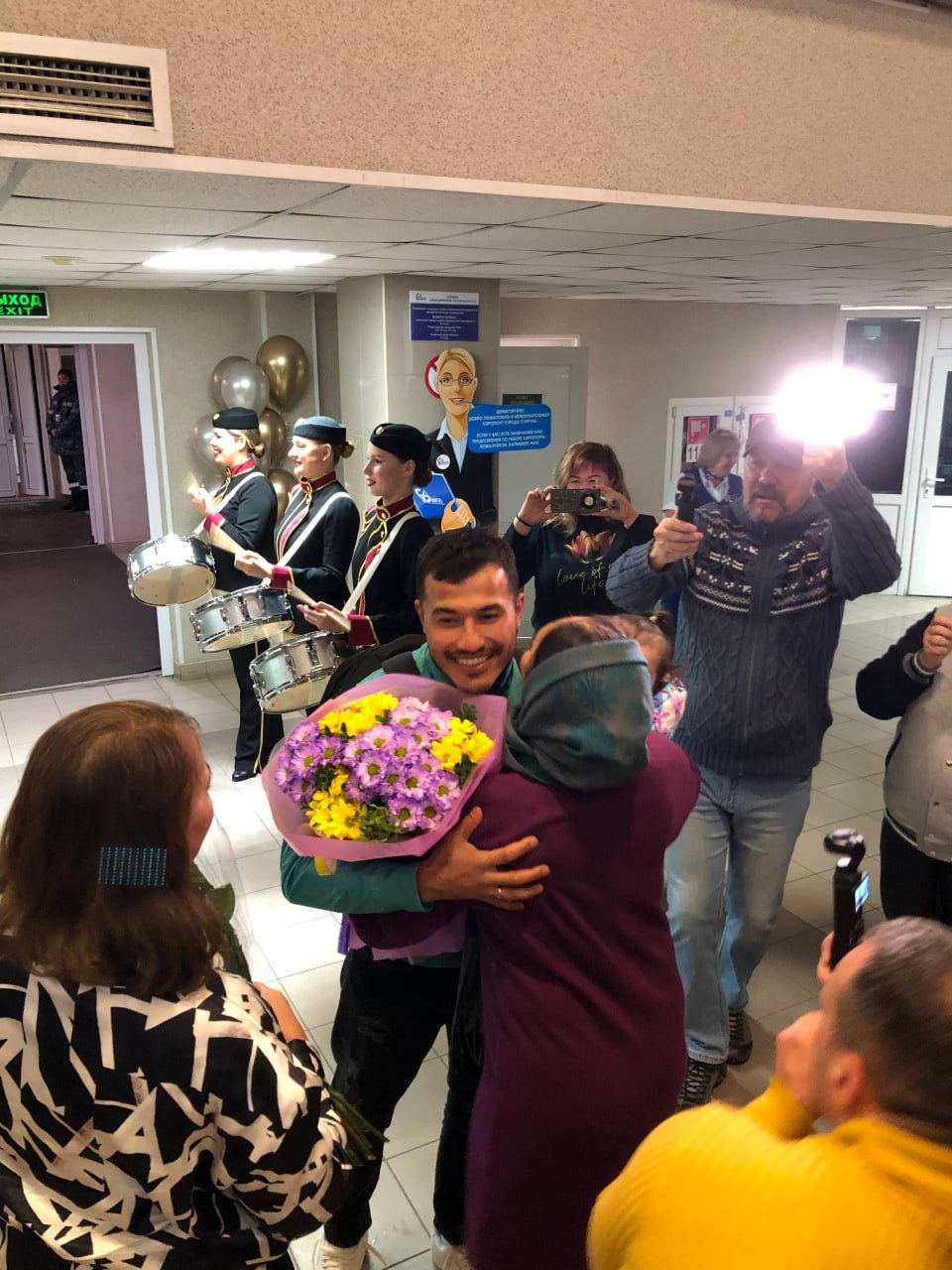 В Сургуте торжественно встретили двукратного сурдлимпийского чемпиона Ардашера Муминджанова В Сургуте торжественно встретили двукратного сурдлимпийского чемпиона Ардашера Муминджанова